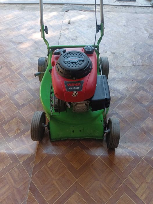 Бензокосилка для покосу трави