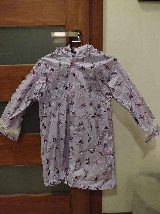 Płaszcz przeciwdeszczowy dziewczęcy rozm.122/128