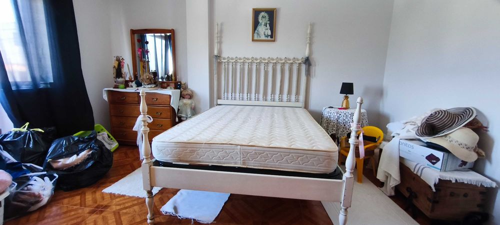 Cama de casal vintage 135x180 com estrado e colchão