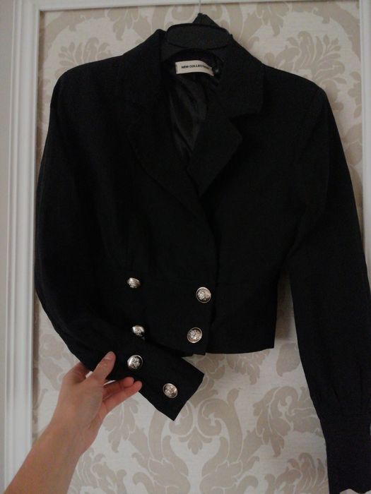 Czarna krótka marynarka z bufkami