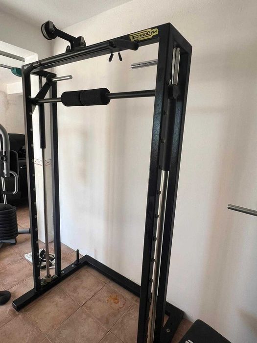 Rack com barra assistida Technogym musculação fitness