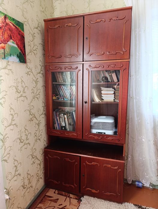 Продам 2 шафи  в вітальню