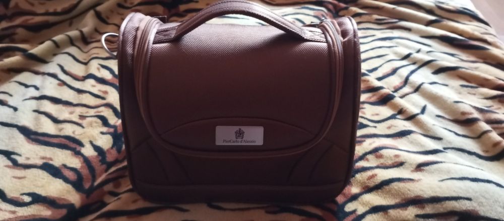 Duży kuferek kosmetyczny,kosmetyczka podróżna