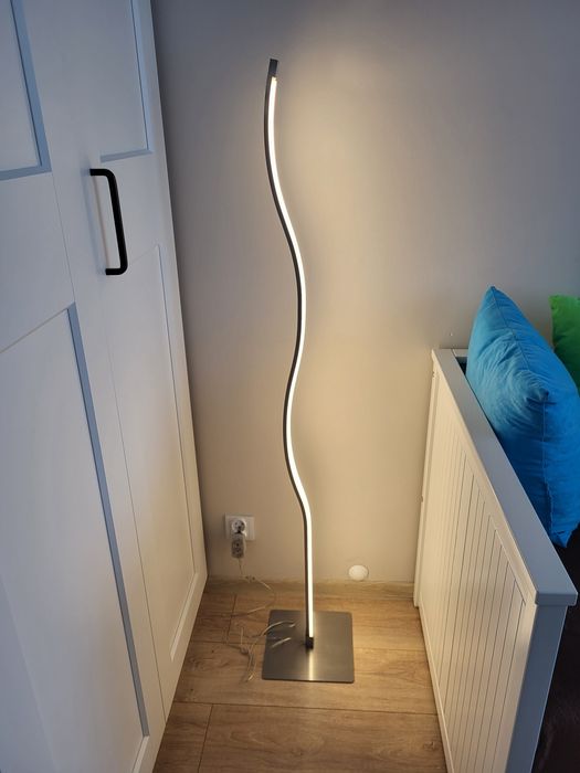 Lampa stojąca podłogowa led z zaciemnianiem