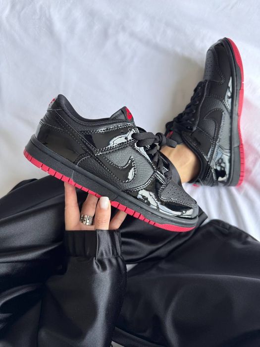 Nike SB Dunk Low « Black / Red Lacquer »