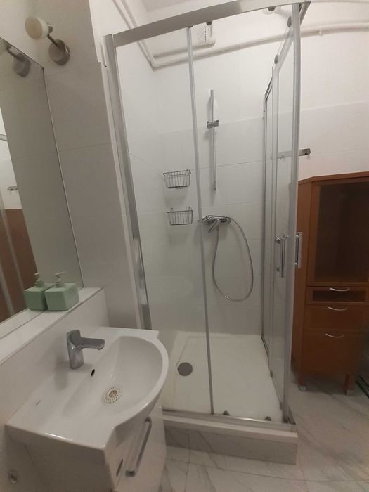 Cicha, klimatyczna kawalerka przy Placu Zbawiciela.