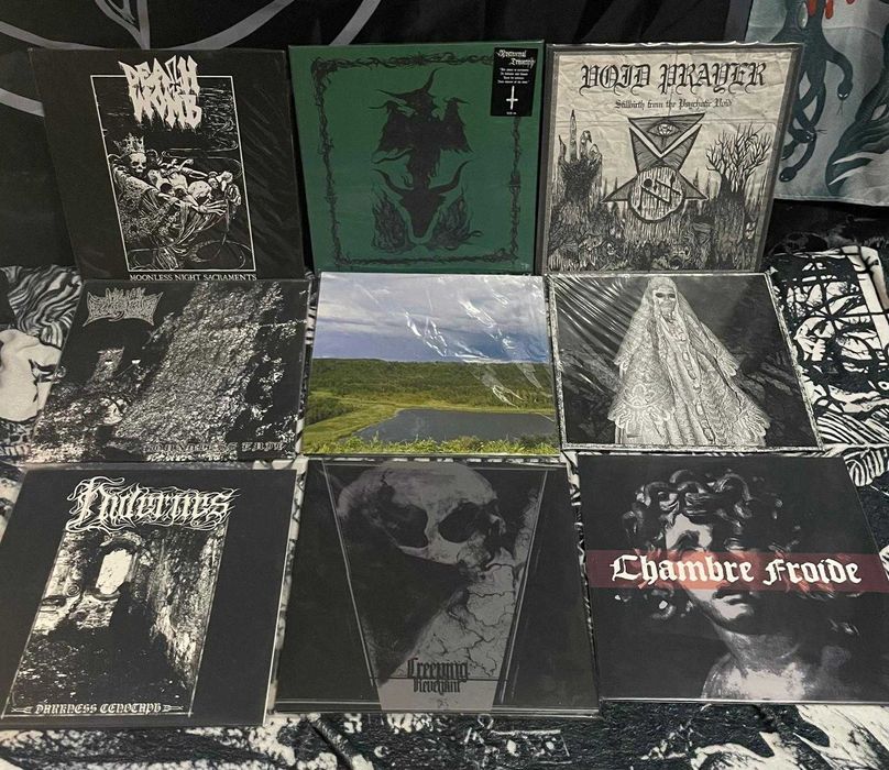 Vários discos de Vinyl Black Metal