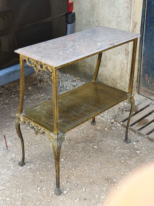 Credencia com Pés e Trabalhados em Bronze