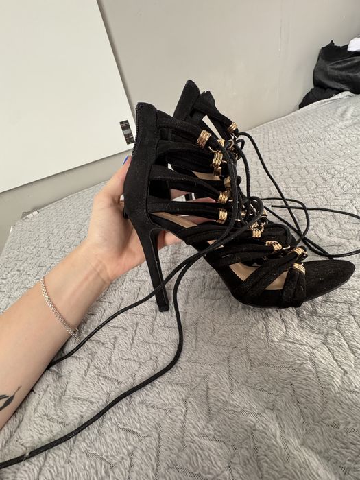 Buty wiazane na obcasie