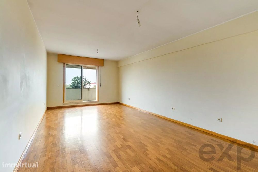 T1 no 4.º e último piso com elevador, varanda poente, garagem e vistas