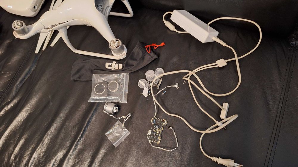 DJI Phantom 4 Kontroler + 2 uszkodzone drony (jedna skorupa ok])