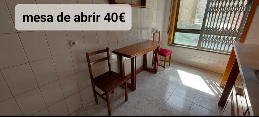 Aparador muito bonito 130€/ Candeeiro 20€/ Sofá 80€/ Espelho 20€/ Móvel 60€/ Mesa de abrir 40€