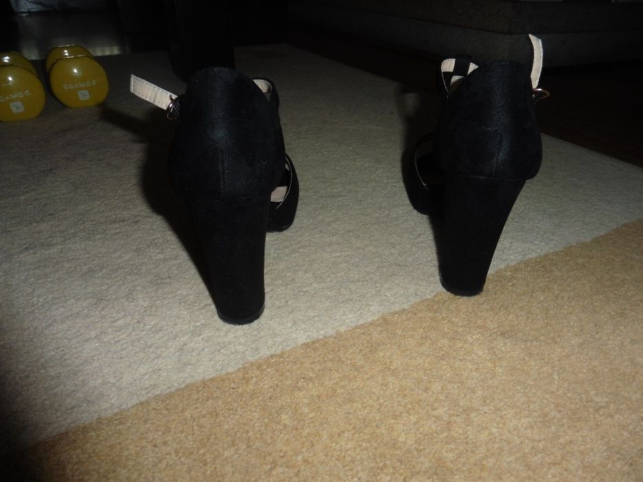 Sandália Senhora Nº 37 como novas , foram usadas uma vez ..