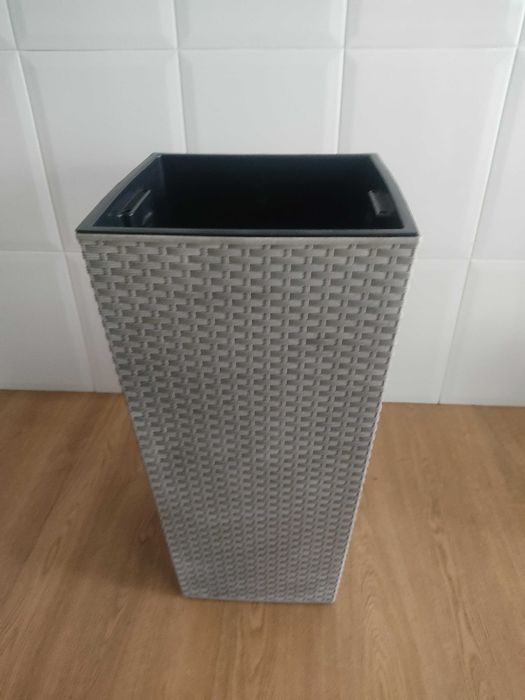 Vaso decorativo cor cinza.