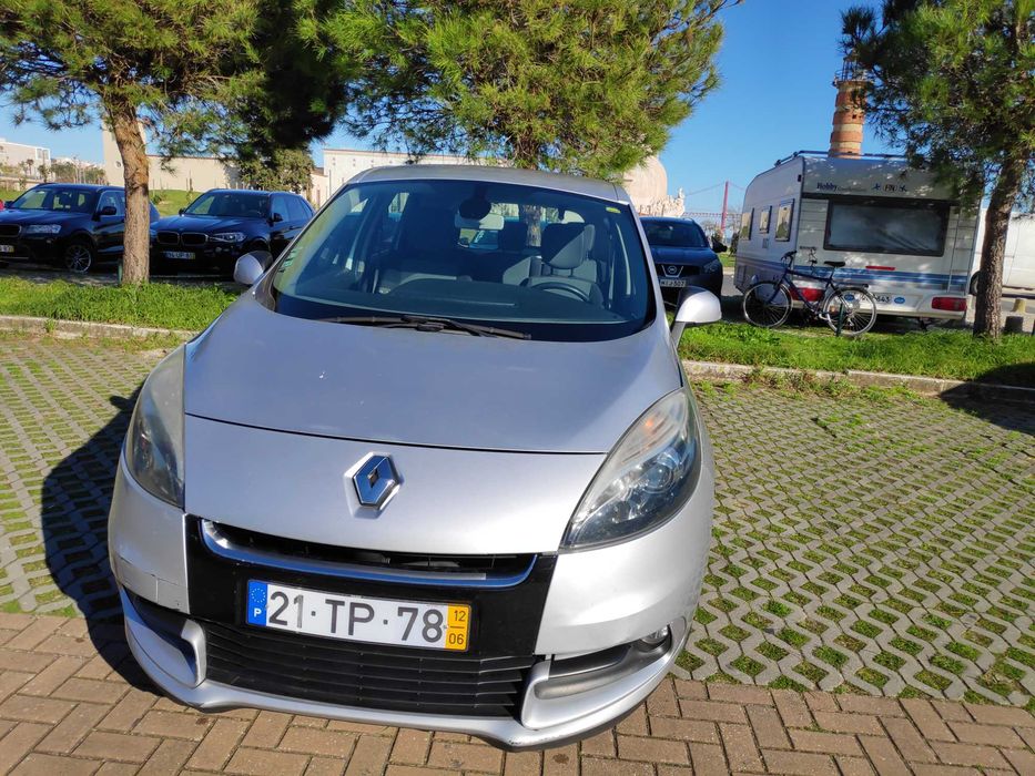 RENAULT SCENIC – Este monovolume de 2012 destaca-se pela sua versatilidade e conforto.