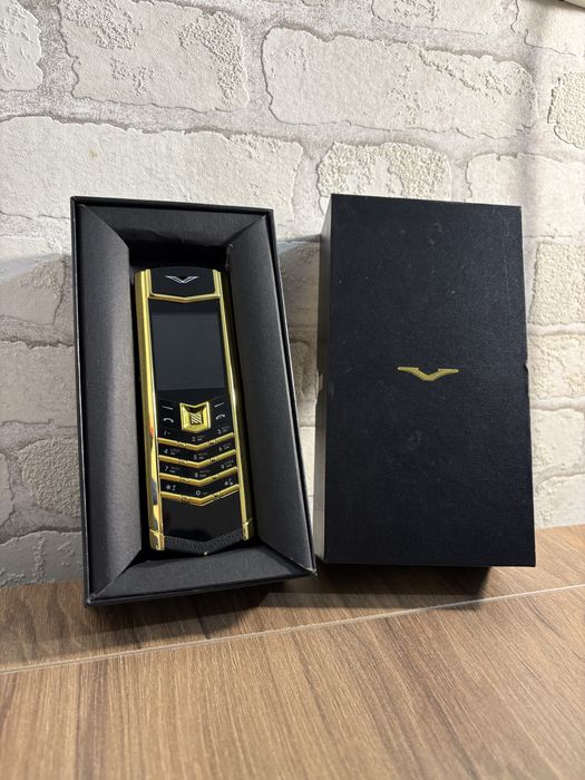 Vertu Signature муляж