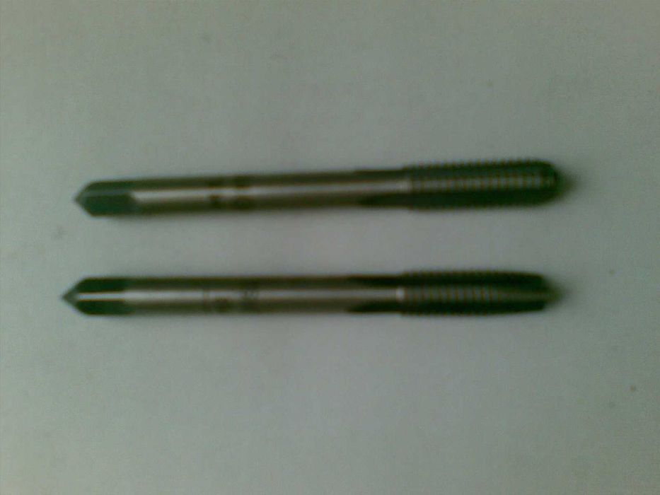 Набор метчиков для нарезания резьб с воротком.