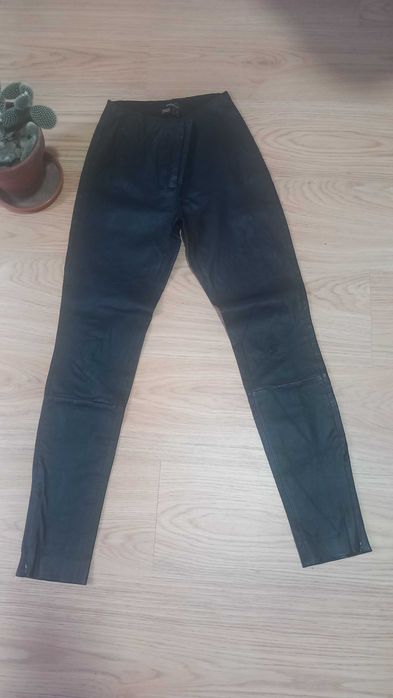 Leggins em pele Mango