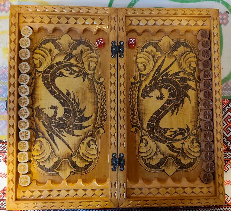 Дерев'яні різьблені нарди