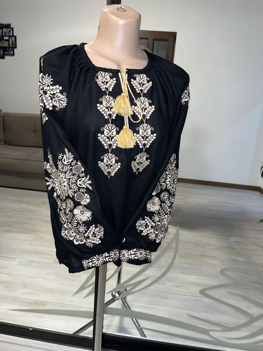 Великий розпродаж платтів і вишиванок