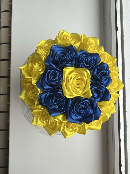 Квіти в коробці з атласних стрічок