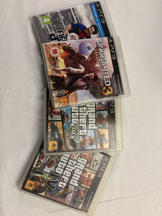 PS3 Super Slim 500GB com comando e jogos