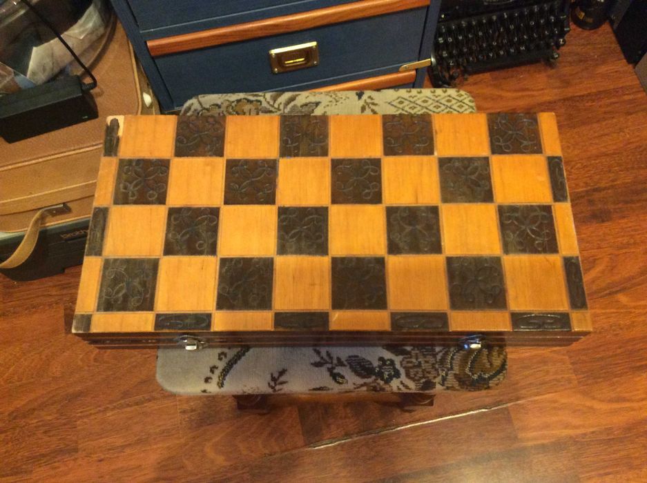 Sprzedam szachy drewniane z uszkodzeniami