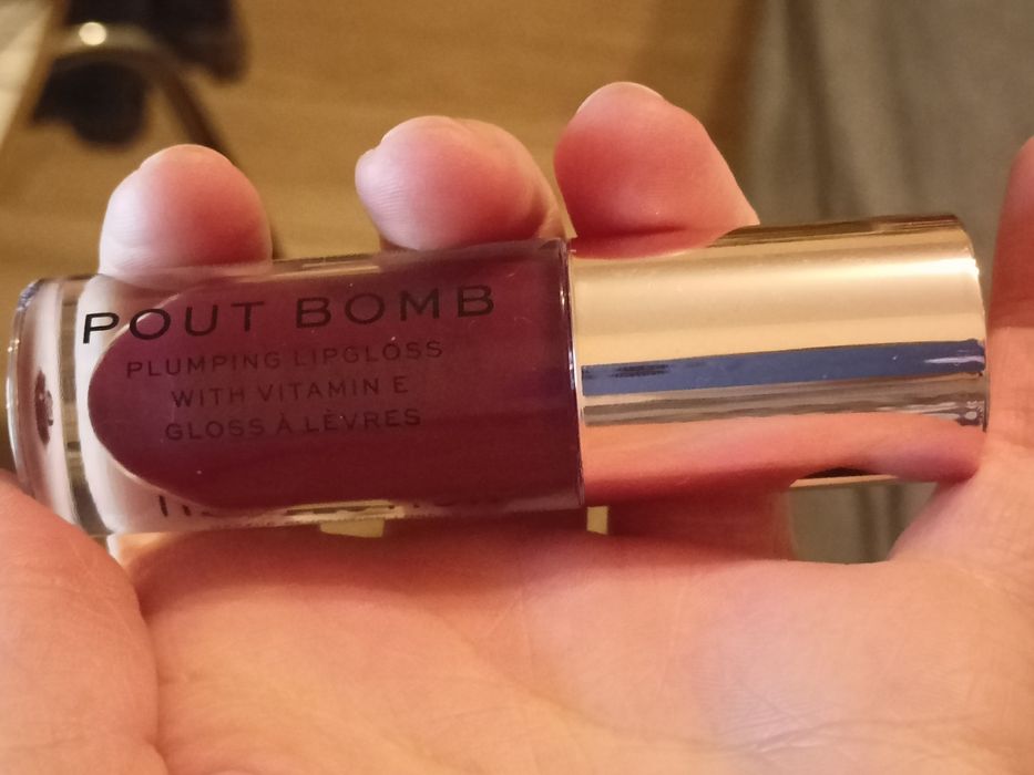 REVOLUTION Pout Bomb błyszczyk w odcieniu Daring ||| lip gloss bordowy
