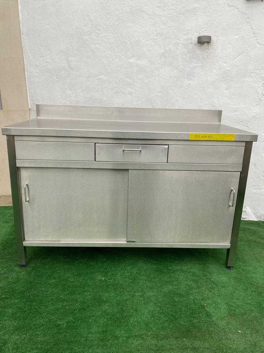 Bancada neutra em inox com 1 gaveta e 2 portas