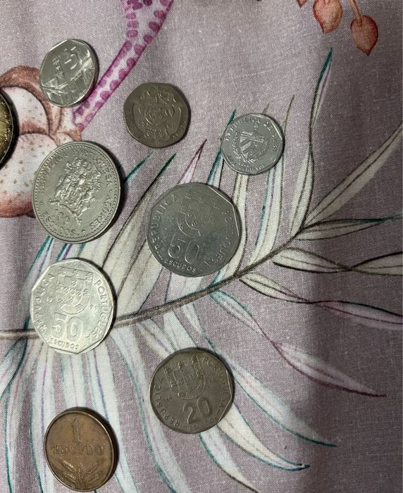 Caixa com moedas antigas