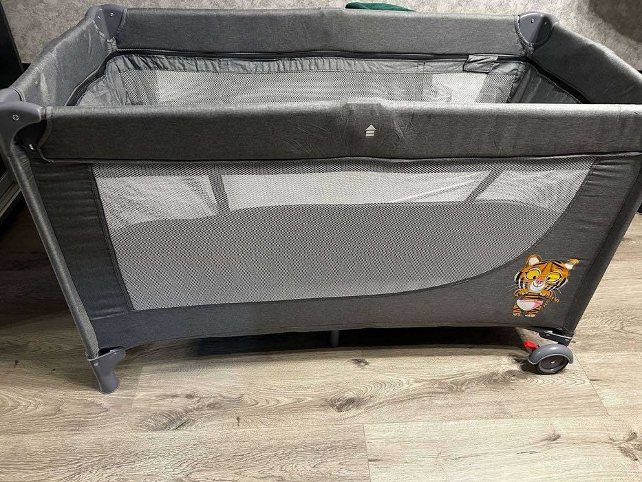 Кровать манеж в дуже гарному стані,з  двома колесиками