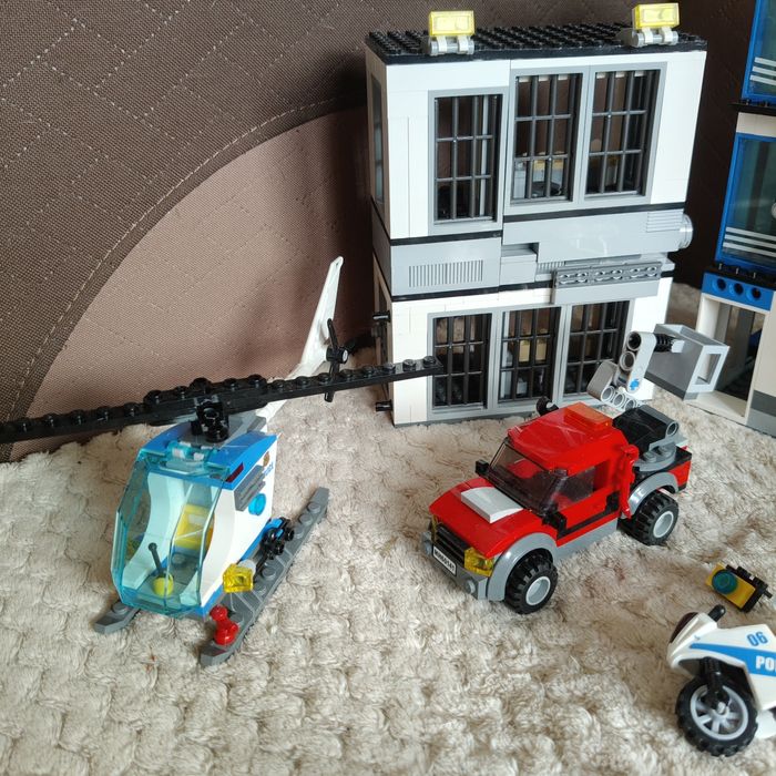 Lego 60141, Поліцейський відділок, оригінал