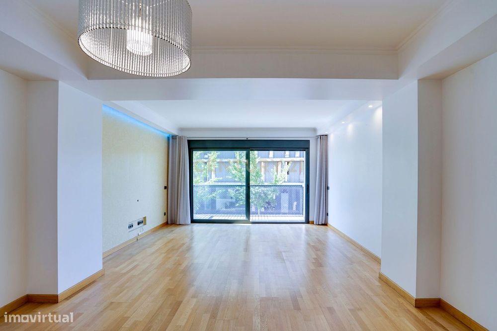 Apartamento T3 + 1 com 2 Suites e Varanda no Parque das Nações