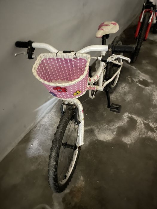 Bicicleta de menina com cestinho em bom estado. Roda 20