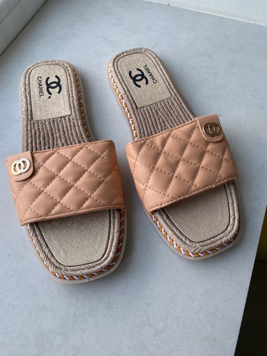 Жіночі шльопанці в стилі Chanel