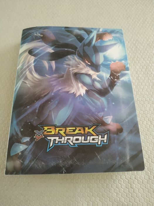 Lote de cartas pokémon antigas e novas de vários raridades e tipos.