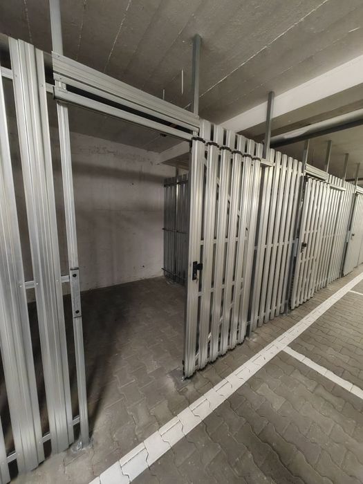 Garaż / miejsce  postojowe  sprzedam  wraz z dużym schowkiem na Żabińc