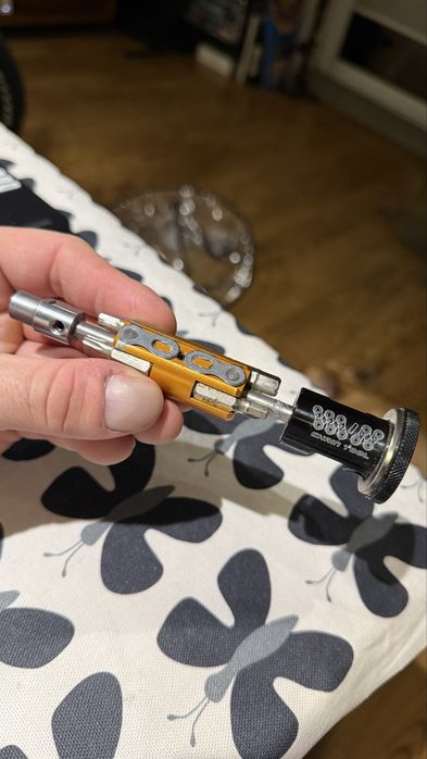 Multitool chowany w korbe