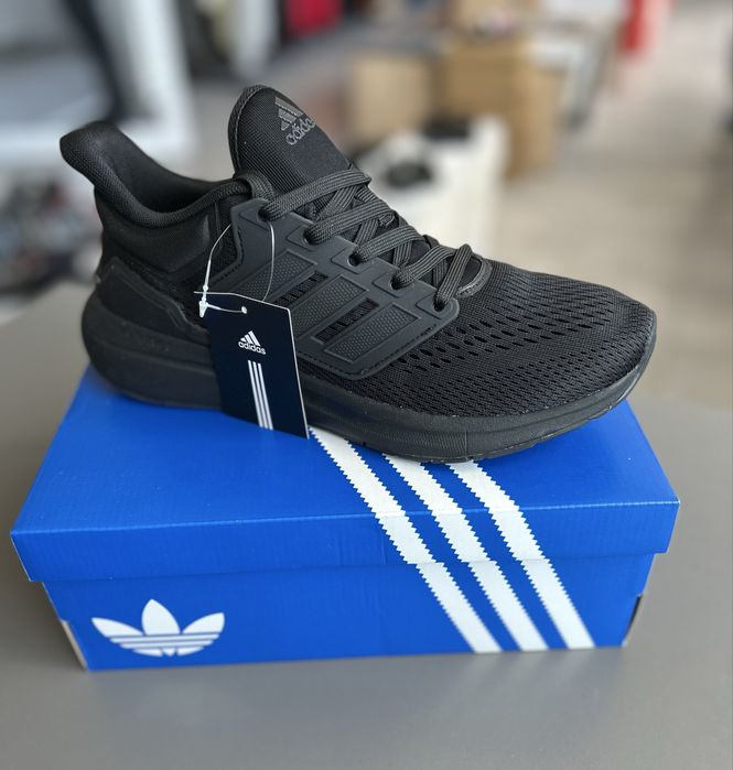 Чоловічі кросівки Adidas.