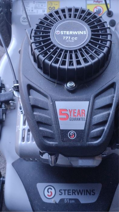 Maquina corta relva com cesto