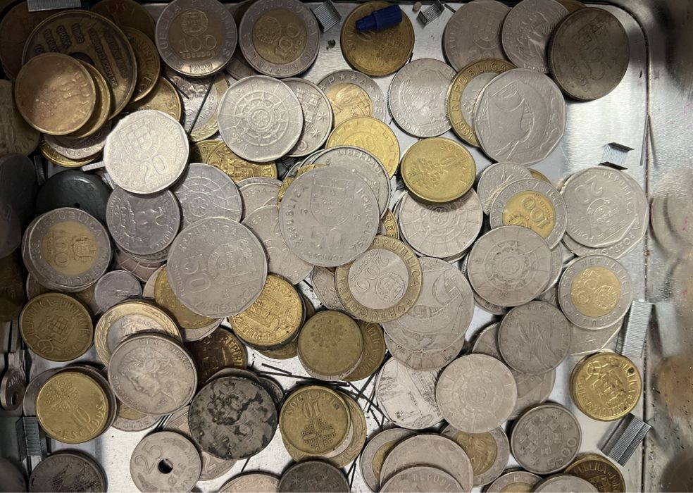 Caixa com moedas antigas