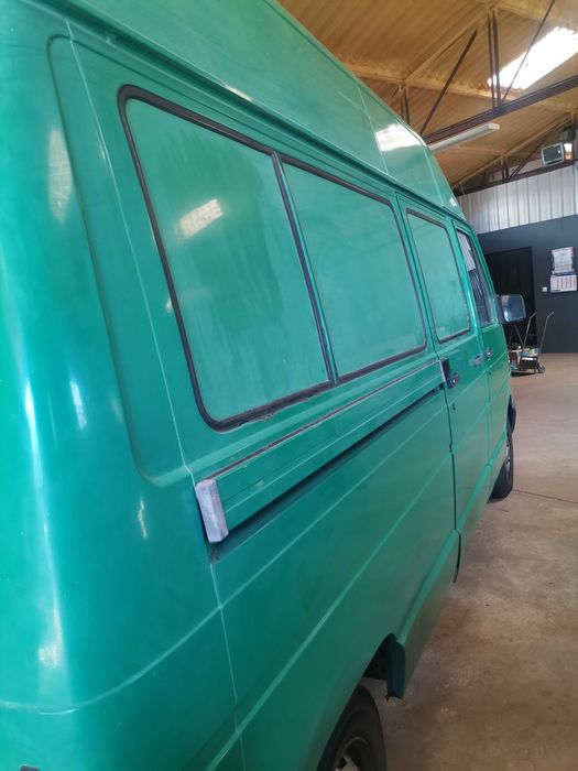 Carrinha Renault caixa fechada com sobreelevado