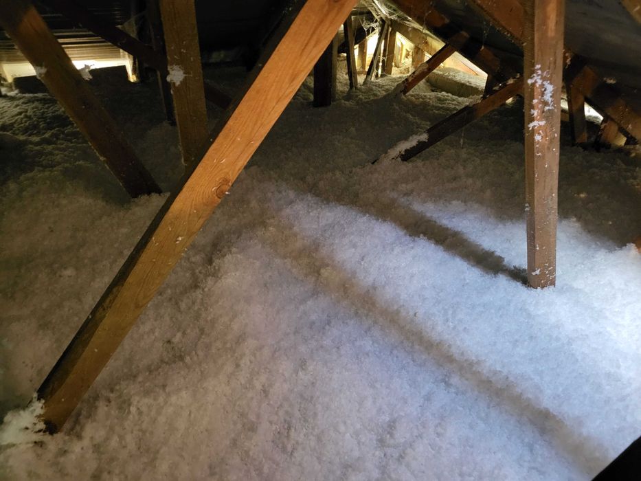 Ocieplenia izolacja wełną celulozą wdmuchiwanie stropodachy sufity G-k