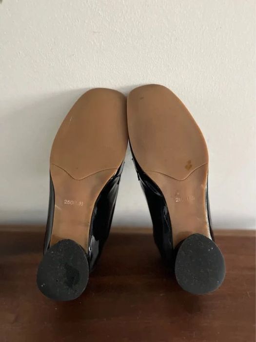 Sapatos estilo mocassim em verniz preto com detalhe dourado elegante 39
