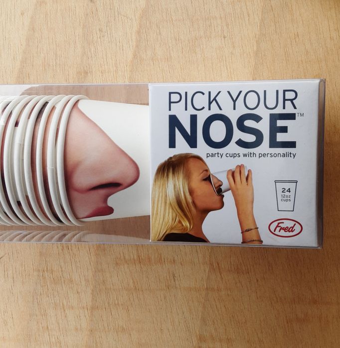 Copos de festa de papel da marca Fred and Friends