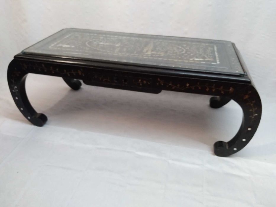 Mesa de centro oriental com aplicação de madrepérola