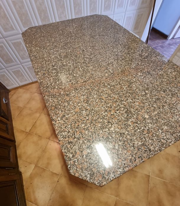 Mesa de cozinha tampo em granito