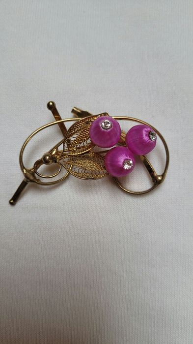 Urocza broszka z agrafką