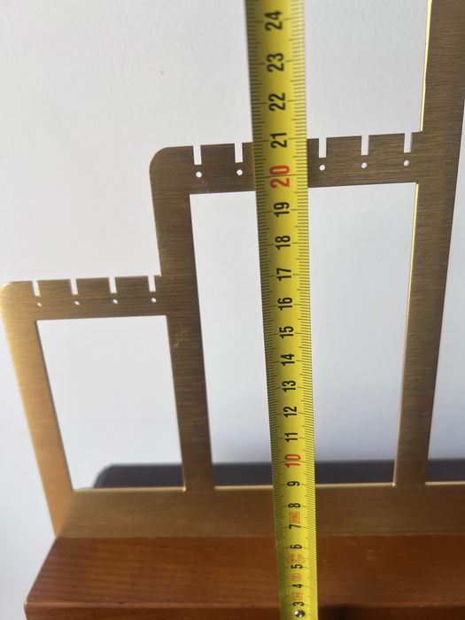 Expositor dourado de colares e brincos