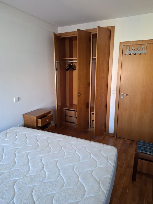 Alugo quarto perto da universidade do porto